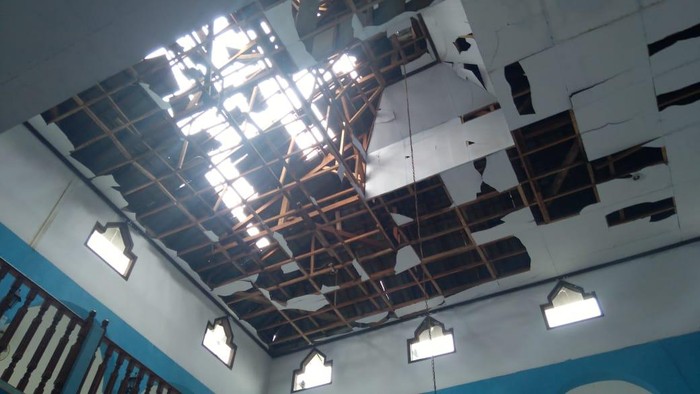 Masjid Nurul Jannah di Jagakarsa, Jaksel tersambar petir pada Sabtu (3/4) dini hari.
