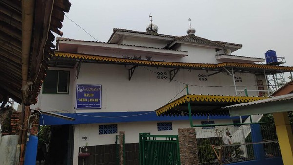 Penampakan Atap Masjid di Jagakarsa Bolong Tersambar Petir