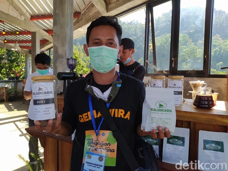 Menparekraf Sandiaga Uno saat melihat pengolahan kopi di Dusun Pengkol Desa Ngawongo, Kecamatan Kaliangkrik, Kabupaten Magelang.