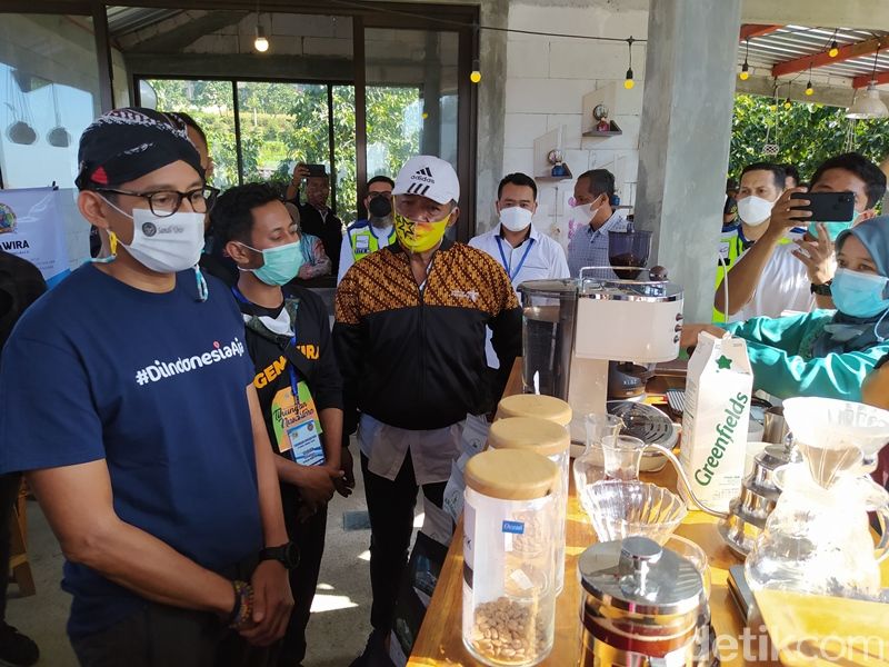 Menparekraf Sandiaga Uno saat melihat pengolahan kopi di Dusun Pengkol Desa Ngawongo, Kecamatan Kaliangkrik, Kabupaten Magelang.