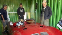 Mengenai spesifikasinya, Porsche 550 Spyder ini menggunakan mesin flat-four berkapasitas 1.5L yang dipasang di tengah kap. Soal performanya, mobil ini dapat menghasilkan tenaga sebesar 108 horsepower dan torsi puncaknya mencapai 89 lb-ft. Tenaga tersebut dialirkan ke roda belakang melalui transmisi manual empat percepatan. Foto: Carbuzz