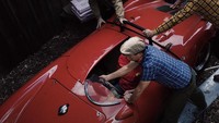 Melihat sejarahnya, mobil Porsche berwarna merah ini sebelumnya pernah direstorasi pada tahun 1980-an, setelah itu mobil disimpan di garasi selama 35 tahun lamanya. Fakta lainnya menyebutkan jika mobil ini dibuat pada tahun 1955, menjadikan salah satu dari Porsche 550 Spyder terakhir yang diproduksi. Foto: Carbuzz