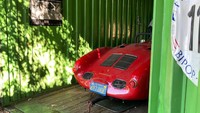 Dikutip dari Carbuzz, setelah membuka garasi tersebut dirinya terkejut ketika melihat mobil Porsche yang tersimpan dengan aman dan rapih di dalamnya. Setelah ditelusuri, mobil Porsche dengan tipe 550 Spyder ini dibeli oleh Loretta Turnbull, seorang pembalap speed boat legendaris pada tahun 1963. Foto: Carbuzz