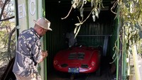 Nasib beruntung ini dialami oleh seorang pria bernama Bobby Green. Dirinya diundang untuk mendatangi sebuah garasi mobil bekas peninggalan seseorang yang terletak di Orange County, California, Amerika Serikat, pada beberapa waktu lalu. Foto: Carbuzz