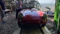 Menemukan sebuah barang yang tersimpan lama tentu menjadi kesenangan tersendiri. Begitu juga yang dialami oleh seorang pria satu ini, dirinya berhasil menemukan mobil sport klasik yang tersimpan di dalam garasi. Foto: Carbuzz