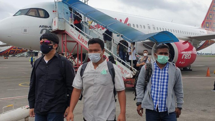 Muchsin Kamal alias Imam Muda, penjual airgun ke Zakiah Aini tiba di Bandara Soekarno-Hatta. Foto dikirim oleh orang Densus.