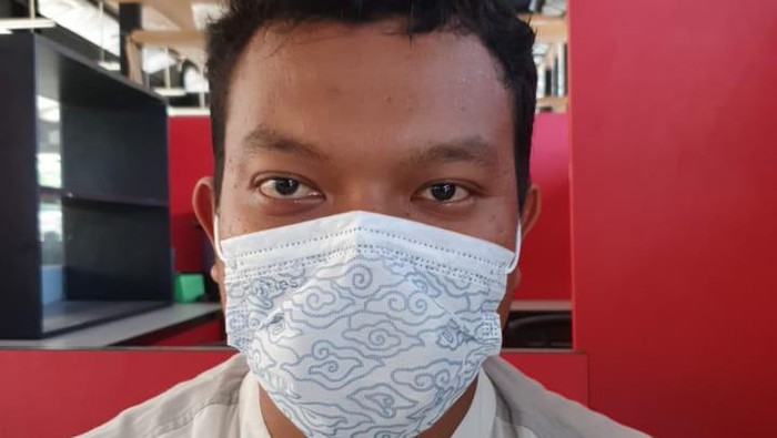 Muchsin Kamal alias Imam Muda, penjual airgun ke Zakiah Aini tiba di Bandara Soekarno-Hatta. Foto dikirim oleh orang Densus.