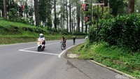 Untuk mencapai Kawah Ratu dari pusat kota Bandung melalui Lembang, pesepeda perlu menghabiskan jarak sekitar 28 km. Jalanan menanjak hingga gradien 14 persen membuat nafas ngos-ngosan namun terhapus oleh pengalaman bersepeda yang berbeda.