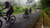 Pesepeda menuruni TWA Tangkuban Parahu dengan laju yang kencang, hingga 40 km/jam. Setiap lelah dan perih tergantikan oleh senyum kebebasan saat menuruni tanjakan yang sama.