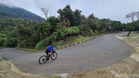 Gradien terakhir dengan kemiringan 14 persen menjadi pamungkas. Perlu strategi mengatur tenaga supaya bisa melewati setiap tanjakan hingga kilometer terakhir.