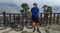 Berpose di depan Kawah Ratu setelah nanjak perih dengan sepeda. Tiket masuk sepeda Rp 10.000 dan pesepeda Rp 30.000. Gunung Tangkuban Parahu dengan ketinggian 2084 mdpl tersebut tercatat masih aktif. Pada April 2019, gunung ini sempat meletus dengan tinggi kolom abu 100 meter dari dasar kawah. 
