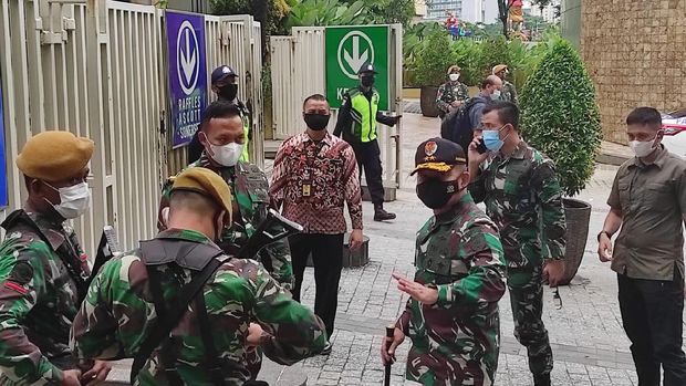Pangdam Jaya Mayjen TNI Dudung Abdurrachman sambangi lokasi pernikahan Atta dan Aurel.