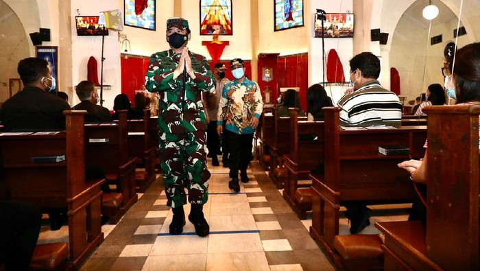 Panglima TNI Marsekal Hadi Tjahjanto Kunjungi Gereja-gereja di Makassar