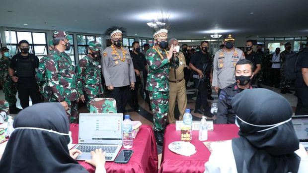 Panglima TNI Marsekal Hadi Tjahjanto meninjau vaksinasi anggota TNI-Polri dan pengamanan jelang Paskah di Manokwari (dok Puspen TNI)