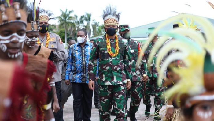 Panglima TNI Marsekal Hadi Tjahjanto meninjau vaksinasi anggota TNI-Polri dan pengamanan jelang Paskah di Manokwari (dok Puspen TNI)
