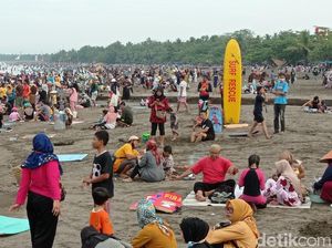 Situasi Pantai Pangandaran yang Dipadati Wisatawan