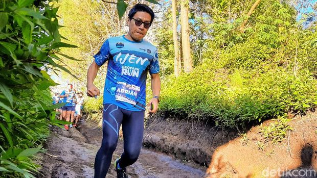Puluhan pelari tingkat nasional mengikuti lari lintas alam di dua wilayah kabupaten. Mereka berlari dengan start wilayah Kabupaten Bondowoso hingga finish di Banyuwangi.