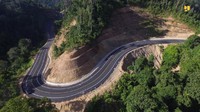 Anggaran tersebut dialokasikan untuk pembangunan ruas Jalan Long Boh-Metulang -Long Nawang sepanjang 6,5 km, dan Jalan Long Boh - Metulang - Long Nawang 2 dengan total panjang 21,5 km. Selanjutnya adalah untuk pembukaan hutan ruas Long Boh - Metulang yang belum tembus sepanjang 3,5 km, Jalan Long Kemuat-Langap (3,7 km), dan pemeliharaan rutin perbatasan (312,3 km).Foto: Dok. Kementerian PUPR