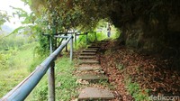 Namun untuk menempuh sisa jarak sekitar 400 meter, pengunjung harus berjalan kaki, karena lokasi jalan setapak dan harus naik ke atas bukit.