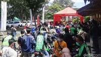 Calon penerima vaksin astrazeneca dari driver Gojek dan pegawai restoran dan hotel terlihat berjubel di area scan barcode dan cek kesehatan, sekitar pukul 10.00 WIB.