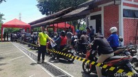 Sekitar pukul 10.45 WIB kondisi kembali kondusif. Sebab, petugas, panitia dan Kepala Dinas Kesehatan (Dinkes) Febria Rachmanita turun tangan dan terus mengingatkan untuk menjaga jarak. 