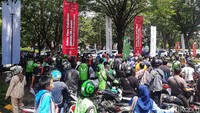 Wakil Rektor (Warek) II Bidang Keuangan dan Sumber Daya Manusia Ubaya, Noviaty Kresna Darmasetiawan mengatakan, kerumunan itu dikarenakan antusias yang sangat tinggi. Peserta ingin mensukseskan program vaksinasi, sehingga ingin segera mendapatkan vaksinasi ini.