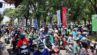 Penerima vaksin astraZeneca mengantre untuk vaksinasi COVID-19 di lapangan parkir kampus Universitas Surabaya (Ubaya), Sabtu (3/4/2021).