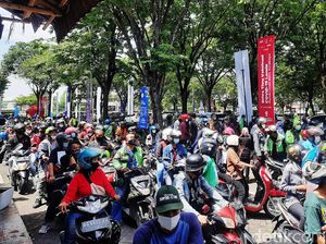 Penampakan Membludaknya Antrean Vaksinasi Drive Thru di Ubaya