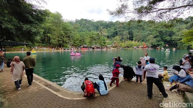 Pengunjung padati Situ Cipanten, Majalengka.