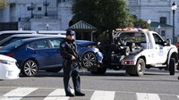 Polisi mengevakuasi mobil yang digunakan pelaku untuk menabrak dan menyerang polisi. AP Photo/Jose Luis Magana.