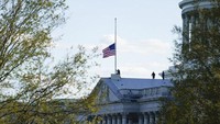 Bendera setengah tiang dikibarkan di gedung Capitol. AP Photo/Alex Brandon.