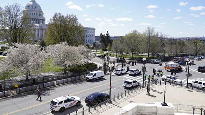 Penyerangan terhadap dua petugas kepolisian terjadi di dekat Gedung Capitol Amerika Serikat. Begini suasana pasca penyerangan tersebut.
