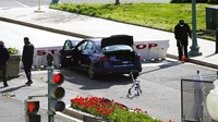 Seorang pengendara mobil menabrakkan kendaraannya ke polisi di gedung Capitol Amerika Serikat pada Jumat (2/4) waktu setempat. AP Photo/Alex Brandon.
