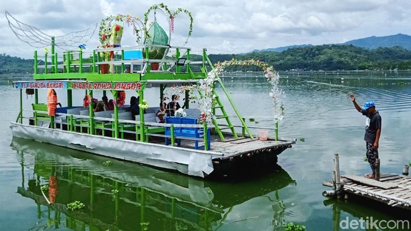 Tidak hanya kuliner ikan di warung apung, tetapi puluhan perahu tradisional siap memanjakan wisatawan. Tidak hanya kuliner ikan di warung apung, tetapi puluhan perahu tradisional siap memanjakan wisatawan.