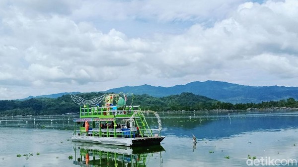 Perahu yang digerakkan disel itu cukup nyaman dengan kondisi air rawa yang tenang. Terbuat dari pelampung sejenis busa di bawahnya dan berlantai papan kayu. Perahu yang digerakkan disel itu cukup nyaman dengan kondisi air rawa yang tenang. Terbuat dari pelampung sejenis busa di bawahnya dan berlantai papan kayu.