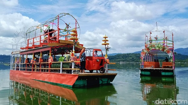 Objek wisata air Rawa Jombor di Desa Krakitan, Kecamatan Bayat, Klaten, Jawa Tengah memiliki magnet baru. Objek wisata air Rawa Jombor di Desa Krakitan, Kecamatan Bayat, Klaten, Jawa Tengah memiliki magnet baru.