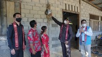 Bupati Kapuas Hulu, Fransiskus Diaan mengapresiasi langkah PLN dalam upaya memenuhi kebutuhan listrik masyarakat. Atas nama Bupati Kapuas Hulu, saya memberikan apresiasi yang sebesar-besarnya kepada PLN serta seluruh pihak sehingga proyek listrik pedesaaan ini dapat diselesaikan. Saya juga berharap partisipasi masyarakat dalam menjaga dan merawat instalasi listrik yang ada, kata Fransiskus Diaan.Foto: Dok. PT PLN (Persero)
