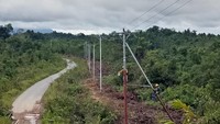 Selanjutnya PLN membangun  Jaringan Tegangan Rendah (JTR) sepanjang 28,71 kms, dan 21 unit gardu distribusi dengan total kapasitas sebesar 1.125 kilo Volt Ampere (kVA).Foto: Dok. PT PLN (Persero)