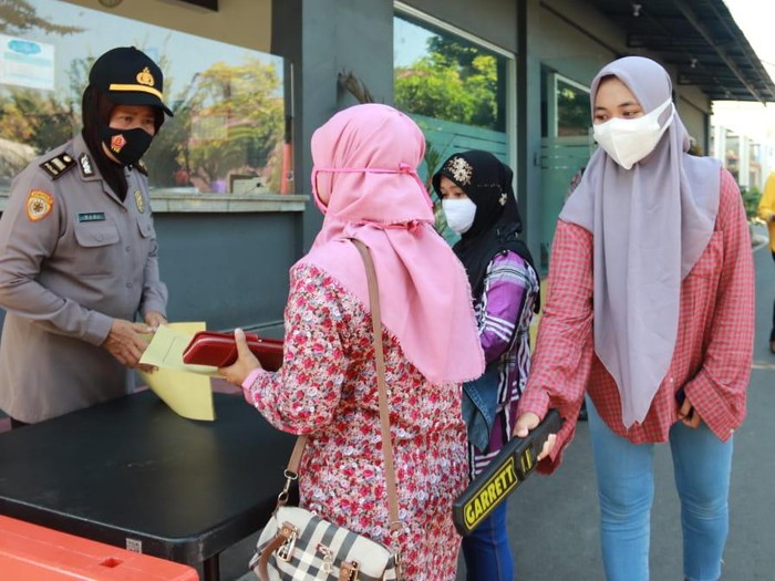 Polisi Tuban memperketat akses masukenuju Polres setempat. Hal ini dilakukan menyusul adanya aksi teror yang terjadi di Mabes Polri dan Gereja di Makassar.