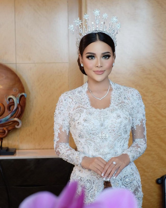 Aurel Hermansyah mengenakan busana adat Jawa modern di hari pernikahannya dengan Atta Halilintar. Sentuhan modern pada penampilannya terlihat dari hiasan kepala atau headpiece yang dikenakannya. Headpiece nunasa tradisional dengan gaya modern itu merupakan karya desainer aksesori Reynaldi Yunardi. Foto: Dok. pribadi Bennu Suromba.