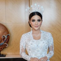 Aurel Hermansyah mengenakan busana adat Jawa modern di hari pernikahannya dengan Atta Halilintar. Sentuhan modern pada penampilannya terlihat dari hiasan kepala atau headpiece yang dikenakannya. Headpiece nunasa tradisional dengan gaya modern itu merupakan karya desainer aksesori Reynaldi Yunardi. Foto: Dok. pribadi Bennu Suromba.