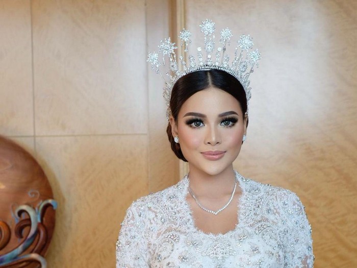 Riasan makeup Aurel Hermansyah bikin pangling. Riasan makeup Aurel Hermansyah bikin pangling.
