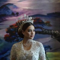 Kebaya putih yang dikenakan Aurel Hermansyah saat pernikahannya dengan Atta Halilintar merupakan karya desainer Vera Anggraini atau lebih populer dengan nama Vera Kebaya. Foto: Dok. pribadi Bennu Suromba.