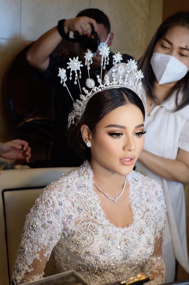 Putri Krisdayanti dan Anang Hermansyah itu tampil memesona di hari pernikahannya berkat MUA langganan selebriti tanah air, Juanda Hasid Sorumba atau yang dikenal dengan Bennu Sorumba. Bennu membuat Aurel tampak manglingi bak princess di hari bahagianya. The Princess Diary💍 @aurelie.hermansyah, tulis makeup artist langganan selebriti itu. Foto: Dok. pribadi Bennu Suromba.
