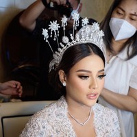 Putri Krisdayanti dan Anang Hermansyah itu tampil memesona di hari pernikahannya berkat MUA langganan selebriti tanah air, Juanda Hasid Sorumba atau yang dikenal dengan Bennu Sorumba. Bennu membuat Aurel tampak manglingi bak princess di hari bahagianya. The Princess Diary💍 @aurelie.hermansyah, tulis makeup artist langganan selebriti itu. Foto: Dok. pribadi Bennu Suromba.