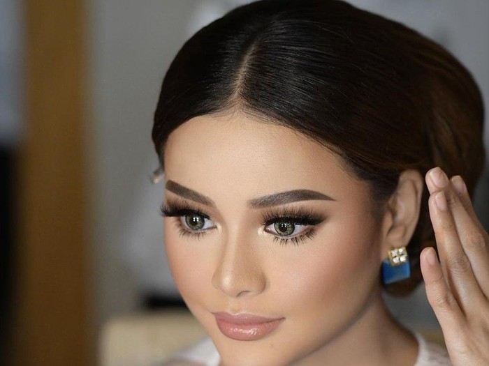 Riasan makeup Aurel Hermansyah bikin pangling. Riasan makeup Aurel Hermansyah bikin pangling.