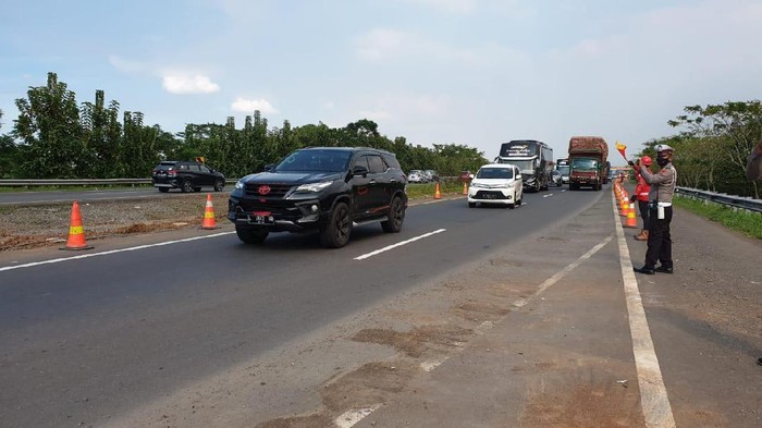 Ruas Tol Cipali Km 122 yang amblas kini bisa digunakan kembali
