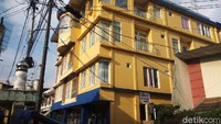 Memiliki empat lantai rumah itu bak istana yang dihuni keluarga besar Aa Umbara sejak 2018 silam.