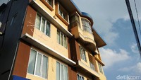Tak cuma menjadi rumah paling megah di bandingkan warga yang lain, satu hal yang paling mencolok dari rumah Umbara yakni warna catnya yang dominan biru dan kuning, seakan menegaskan jika dirinya berasal dari NasDem.