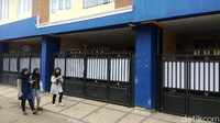 Pagar rumah Umbara yang menjulang tinggi juga terkunci. Hanya ada dua orang yang berjaga di dalamnya.
